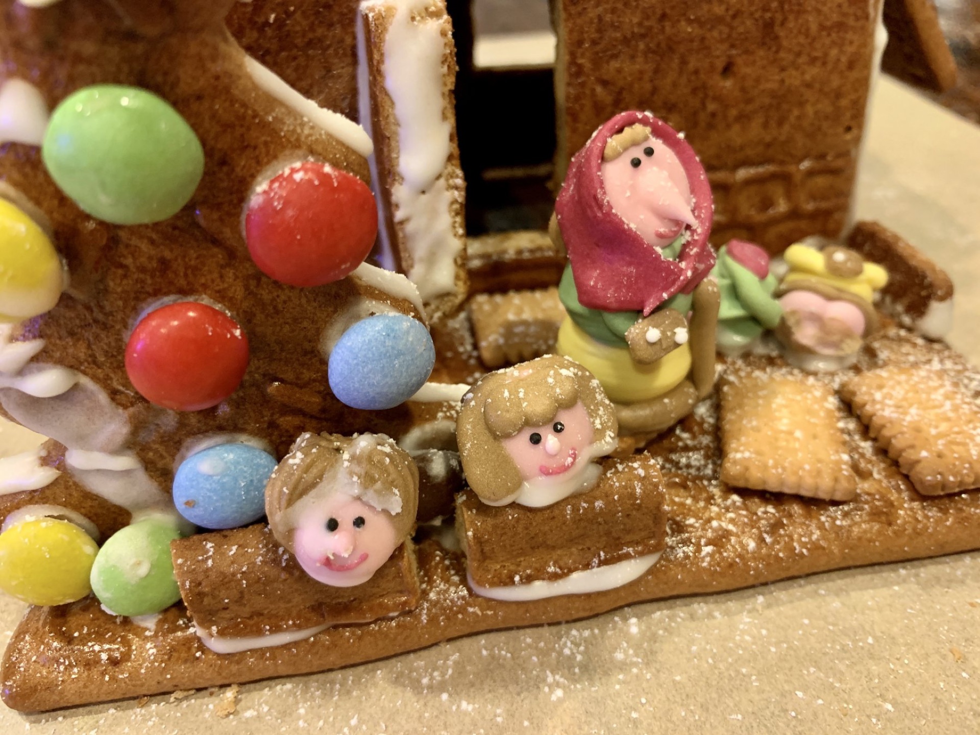 Lebkuchenhausbau: Weihnachten während des Teamevents